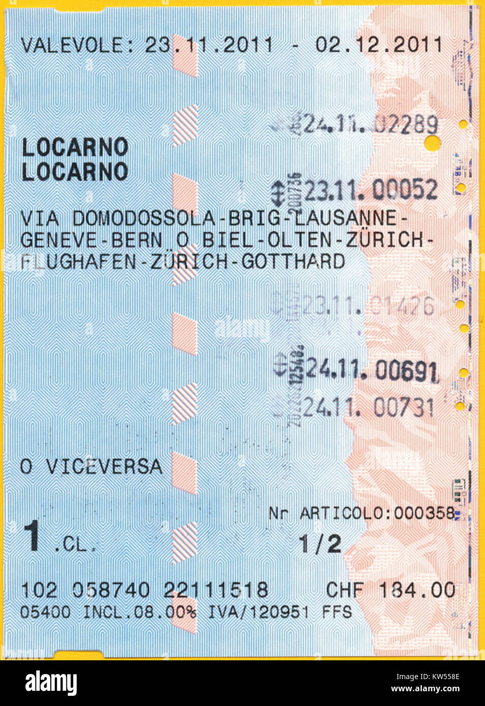 Questa immagine rappresenta un viaggio di andata e ritorno a Locarno, una città nel sud della Svizzera, conosciuta per la sua bellezza paesaggistica e il Locarno Film Festival. Il viaggio probabilmente evidenzia il viaggio verso questo luogo pittoresco. Foto Stock