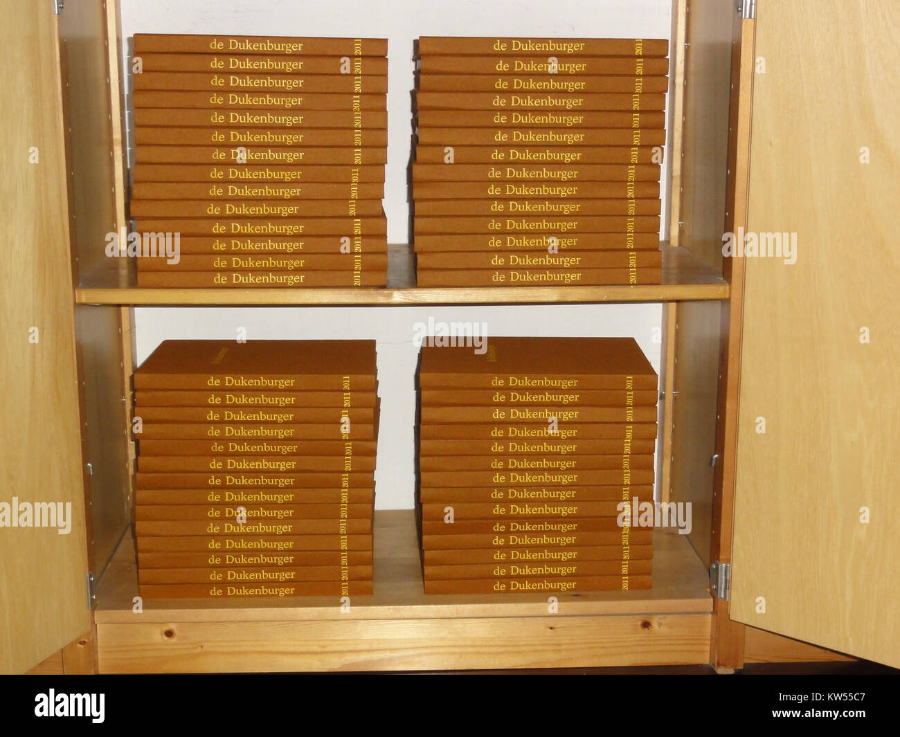 Questa immagine si riferisce al risultato finale di un progetto del Boekbindclub Dukenburg, incentrato sulla rilegatura dei periodici. Il gruppo probabilmente produceva legature di alta qualità per conservare documenti importanti, sottolineando l'artigianalità nella rilegatura. Foto Stock