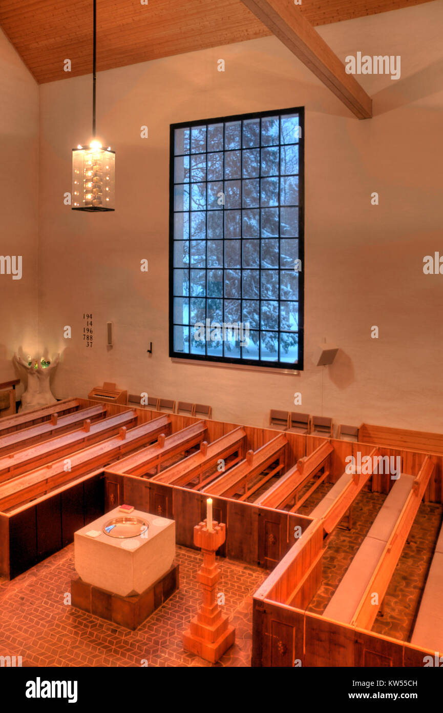 L'interno della Chiesa Bolidens (Bolidens kyrka) in Svezia presenta splendide opere in legno e vetrate colorate. Costruito nel XX secolo, è un esempio importante di architettura e design delle chiese svedesi. Foto Stock