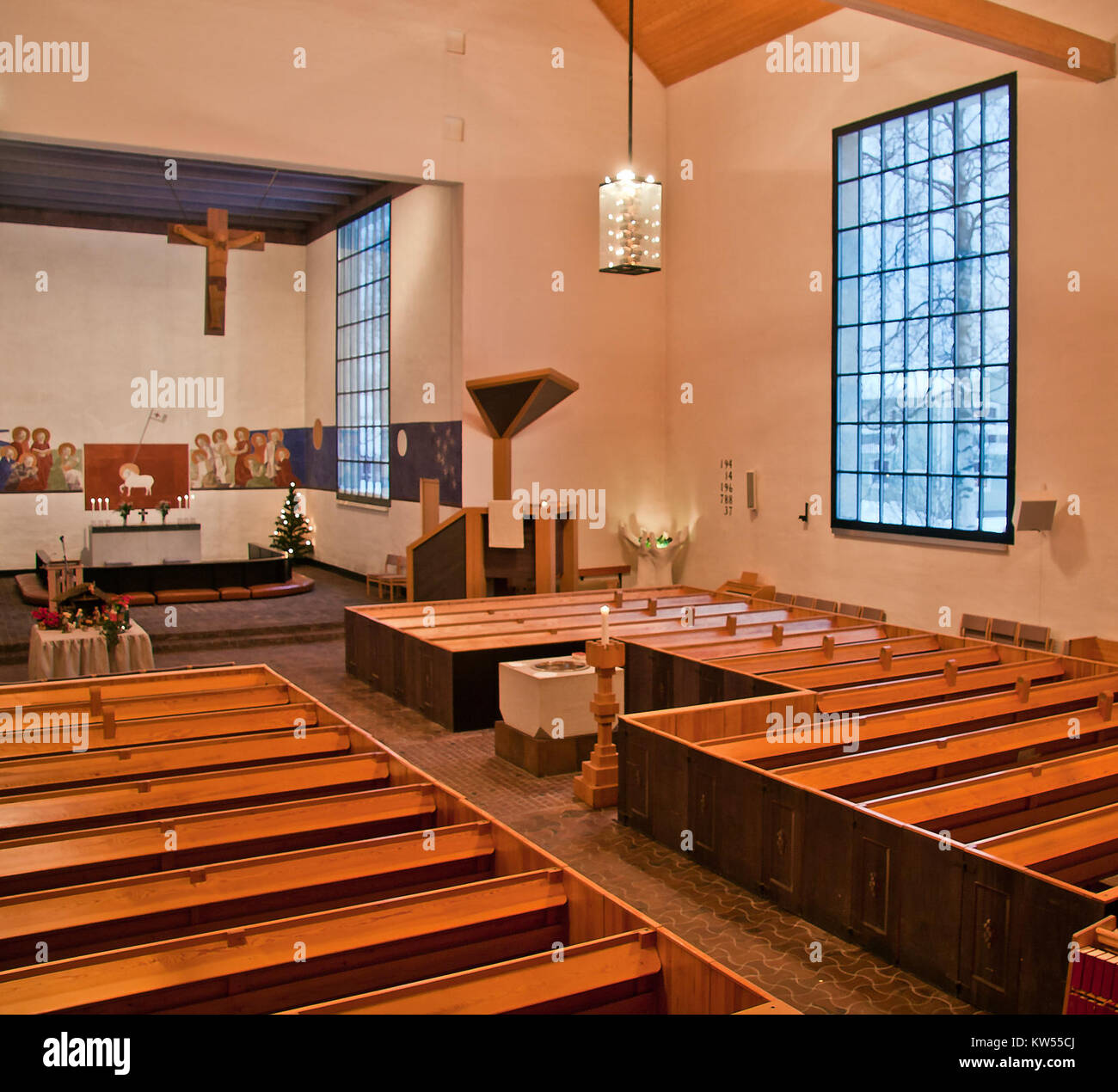 Vista interna di Bolidens Kyrka, una chiesa caratterizzata dal suo design e dagli elementi architettonici. L'attenzione è rivolta allo spazio interno e allo stile. Foto Stock