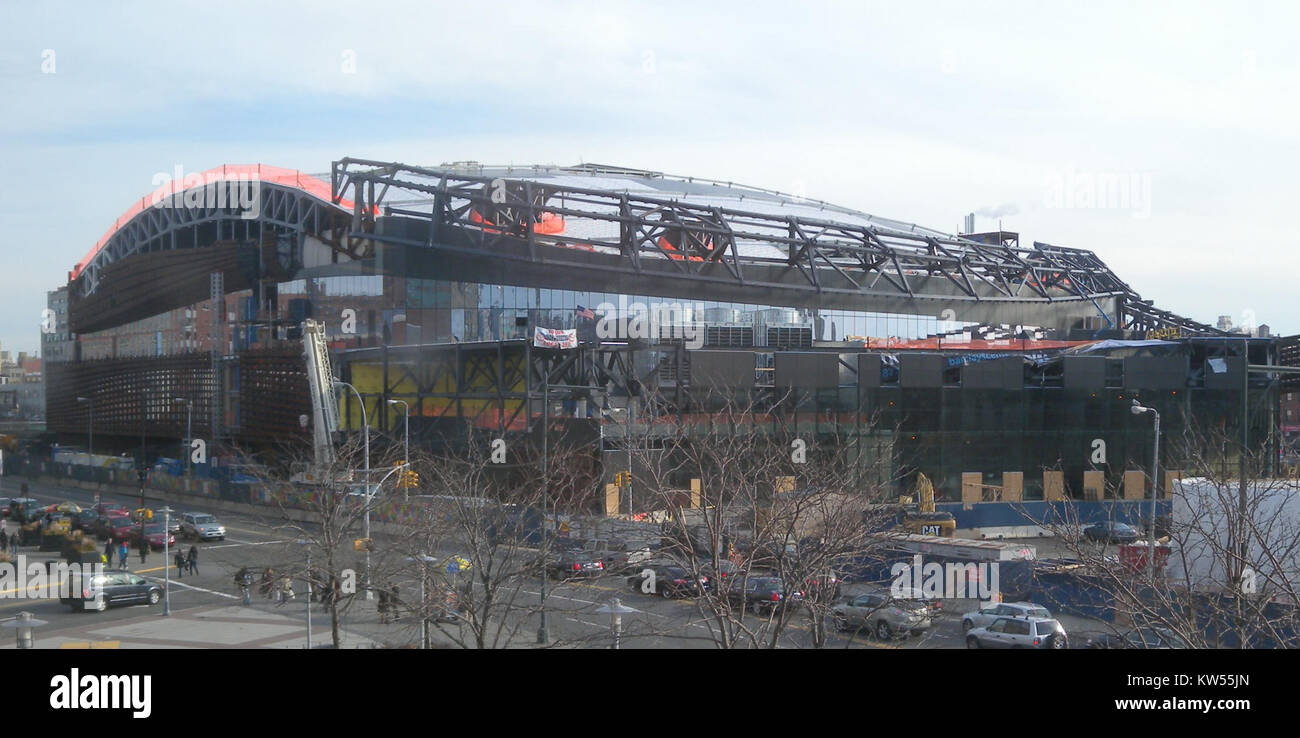 Il Barclays Center, sede dei Brooklyn Nets, qui raffigurato nel febbraio 2012, è un importante centro sportivo e di intrattenimento situato a Brooklyn, New York. L'arena è conosciuta per la sua architettura moderna e funge da fulcro per partite di basket e spettacoli dal vivo. Foto Stock