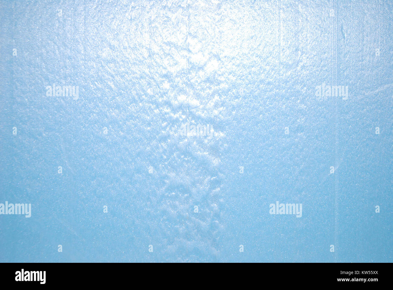 La schiuma di polistirene espansa blu è un tipo di materiale isolante comunemente utilizzato nella costruzione per la sua resistenza termica e le sue proprietà leggere. Viene generalmente utilizzato in pareti, tetti e pavimenti per migliorare l'efficienza energetica e ridurre il trasferimento di calore. Foto Stock