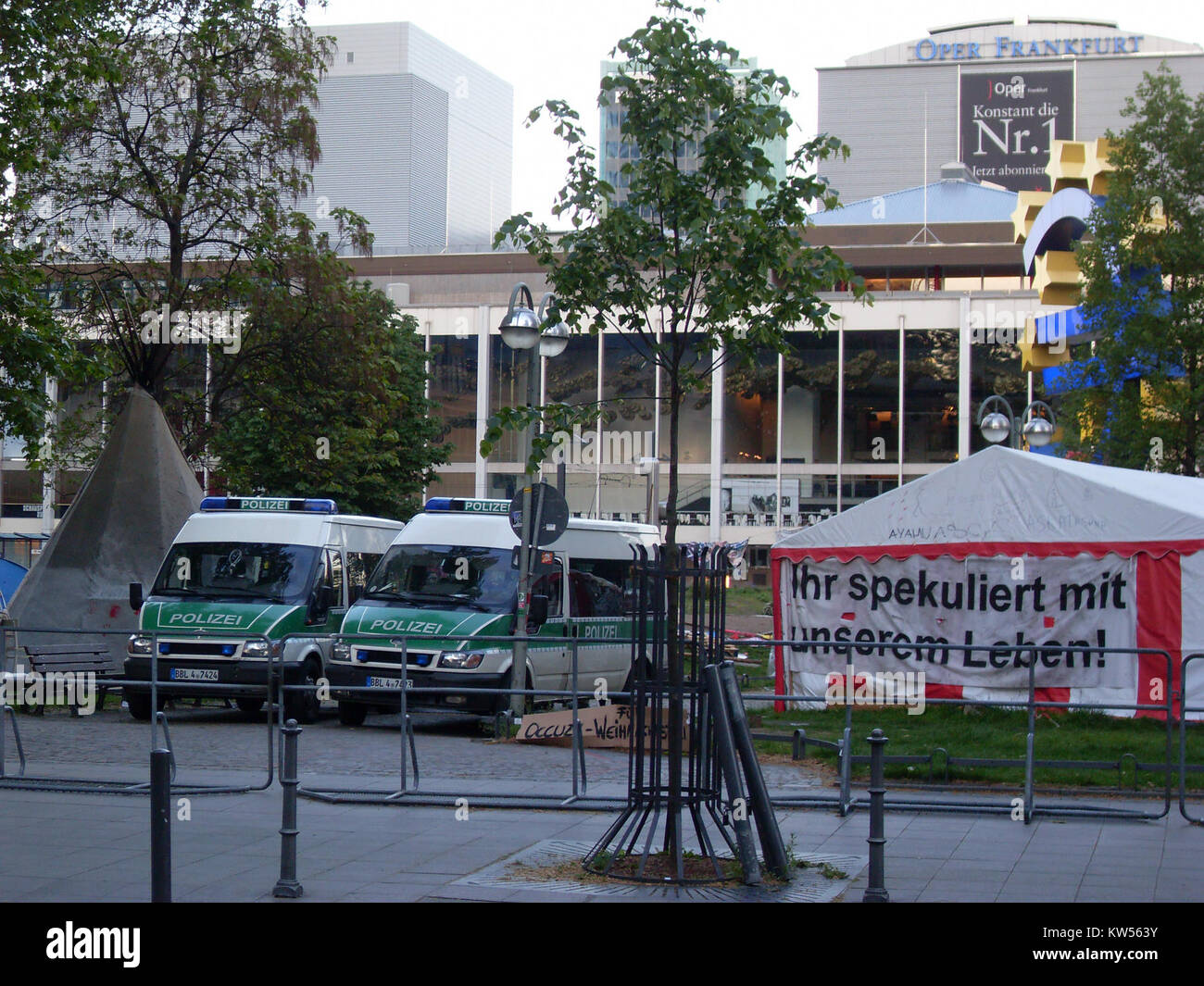 Fotografia che cattura una dimostrazione organizzata da Blockupy, un movimento di protesta europeo noto per la sua opposizione alle misure di austerità e alle politiche economiche neoliberali, che mostra i partecipanti e gli striscioni che sostengono la giustizia economica e le riforme politiche. Foto Stock