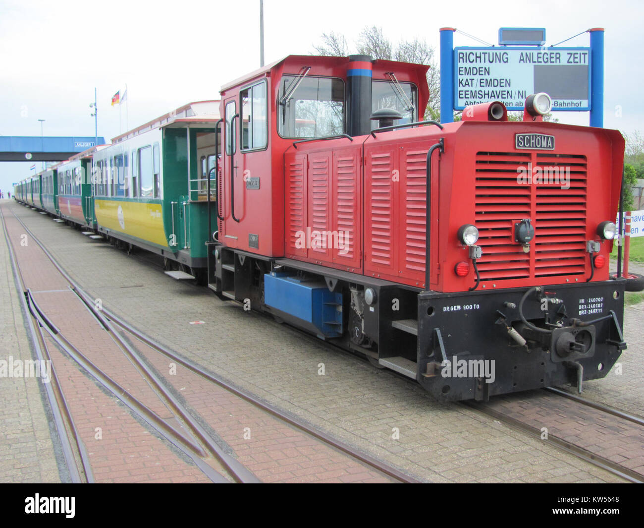 BKB im Hafen Borkum si riferisce all'area portuale di Borkum, situata sull'isola di Borkum in Germania. Il porto di Borkum è un porto importante nella regione del Mare del Nord, noto per il suo ruolo nel trasporto di traghetti e navi. Funge da punto di accesso sia per i traghetti passeggeri che per le spedizioni di merci da e per l'isola. Foto Stock