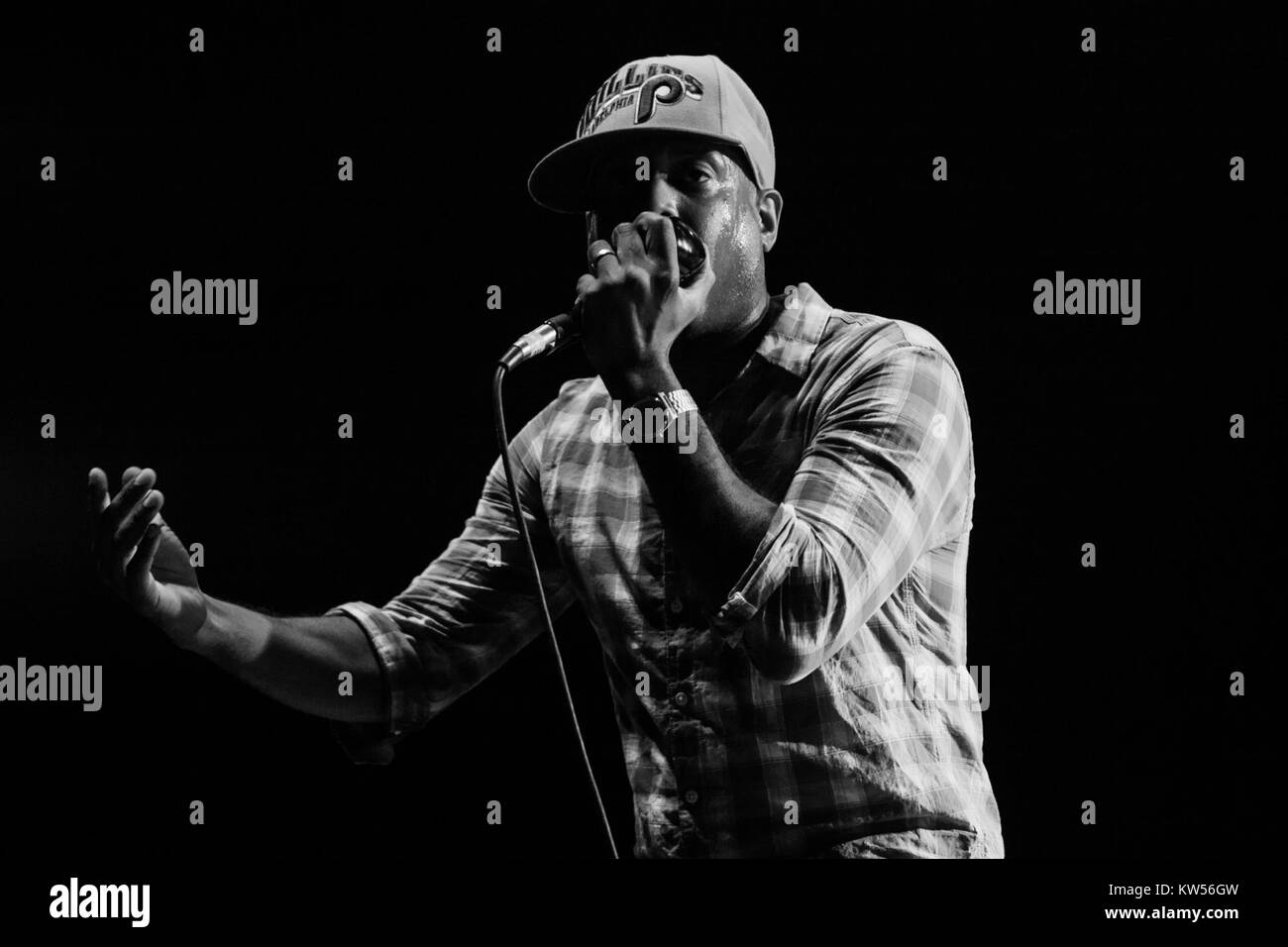 Fotografia che cattura la performance Black Star al Dour Festival 2012, che illustra la presenza dinamica della band sul palco e il coinvolgimento del pubblico. Foto Stock