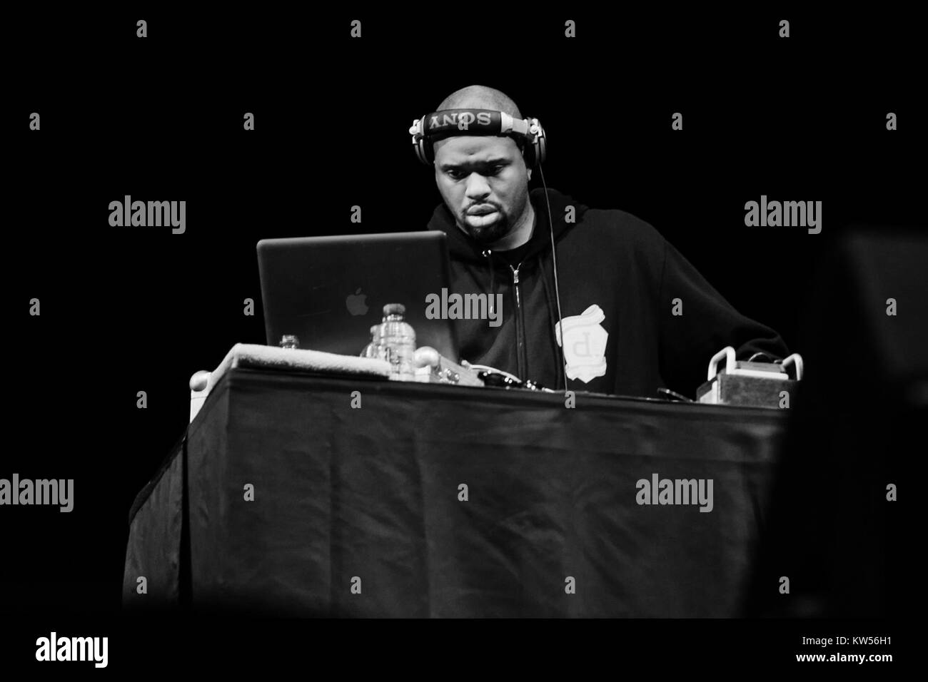 Black Star, un importante artista musicale, si è esibito al Dour Festival nel 2012. La performance è stata un momento clou del festival, mostrando la presenza dinamica dell'artista sul palco e il talento musicale. Foto Stock