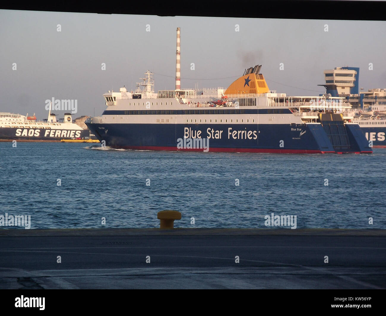 Blue Star Naxos è un traghetto che opera tra le isole greche, in particolare Naxos e Pireo, che funge da parte importante del trasporto greco. L'immagine riflette il servizio di traghetto nel 2012, una componente chiave del transito su un'isola. Foto Stock