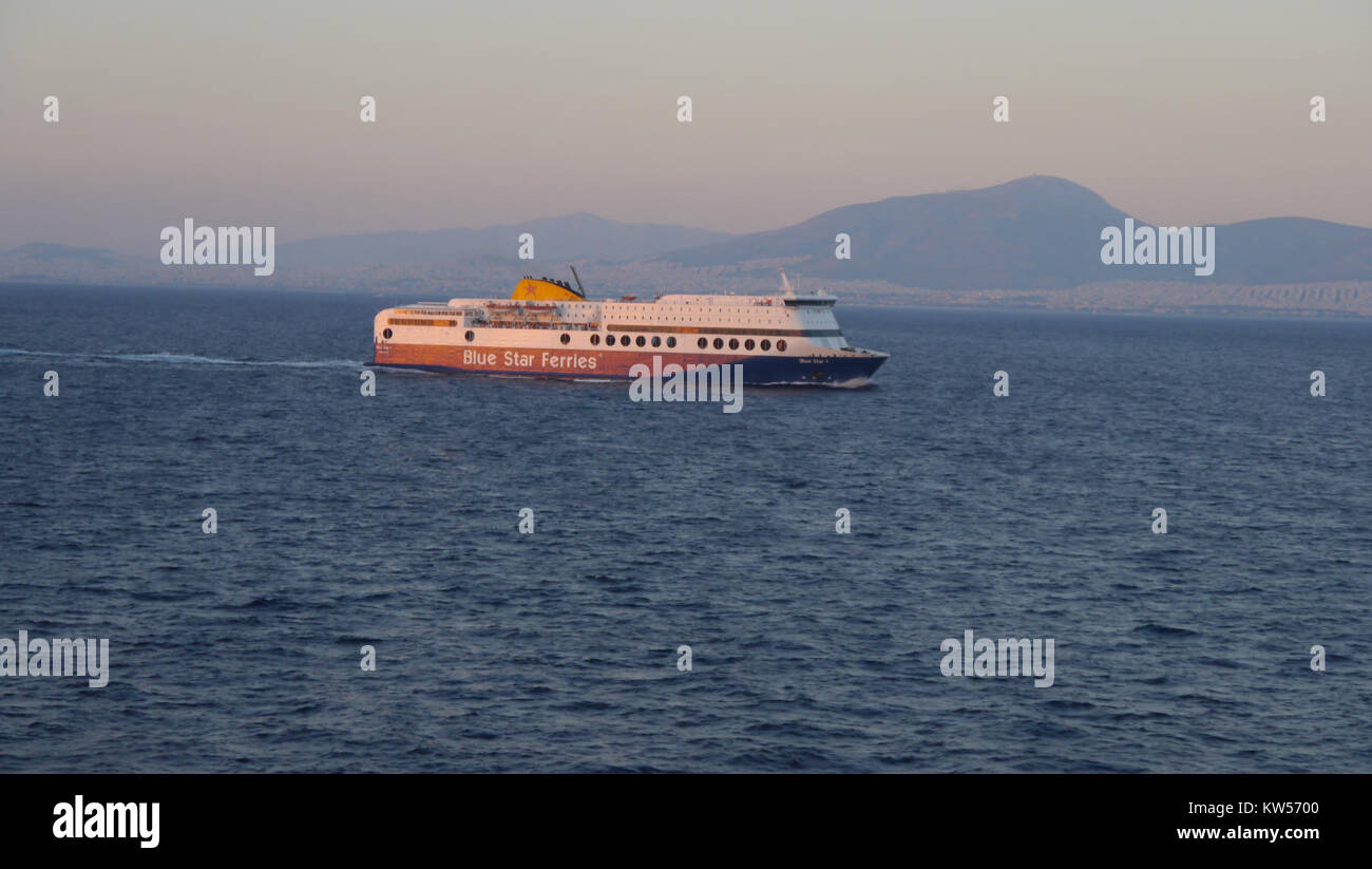 La fotografia mostra Blue Star 1, un traghetto passeggeri attraccato al porto del Pireo, in Grecia, nel 2012. Il traghetto fa parte della flotta Blue Star Ferries, che serve le rotte più popolari nel Mar Egeo. Foto Stock