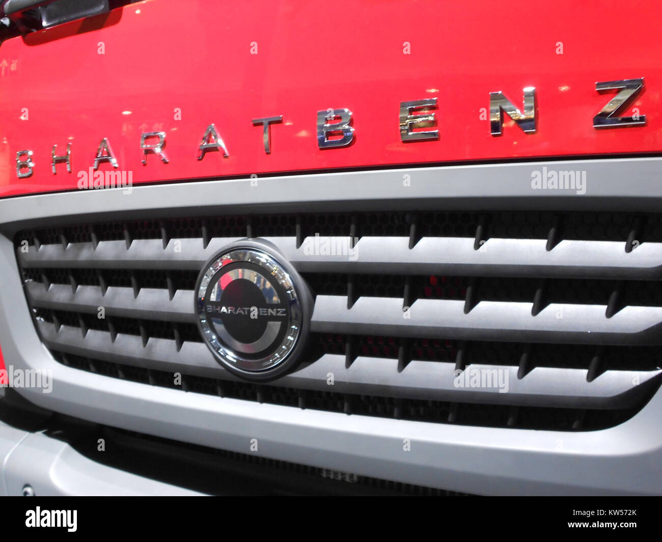 Logo anteriore del modello 3128 C di BHARATBENZ Heavy Duty Truck, che mette in evidenza il design e gli elementi di branding del marchio. Foto Stock
