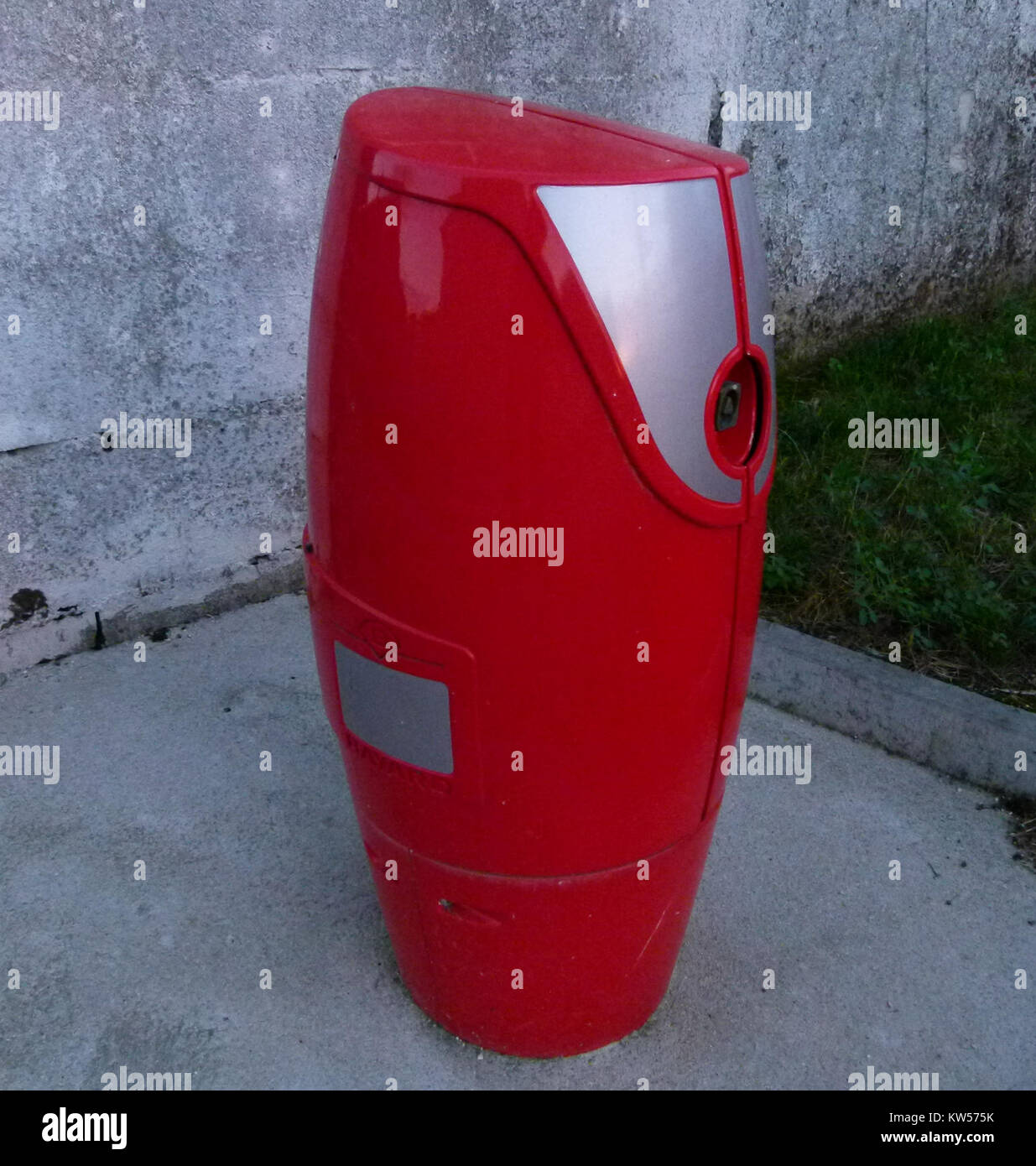 Per "Borne d'incendie" si intende un idrante francese, un dispositivo utilizzato per fornire acqua ai vigili del fuoco in caso di emergenza. Questi idranti sono una parte vitale delle infrastrutture urbane per scopi antincendio. Foto Stock