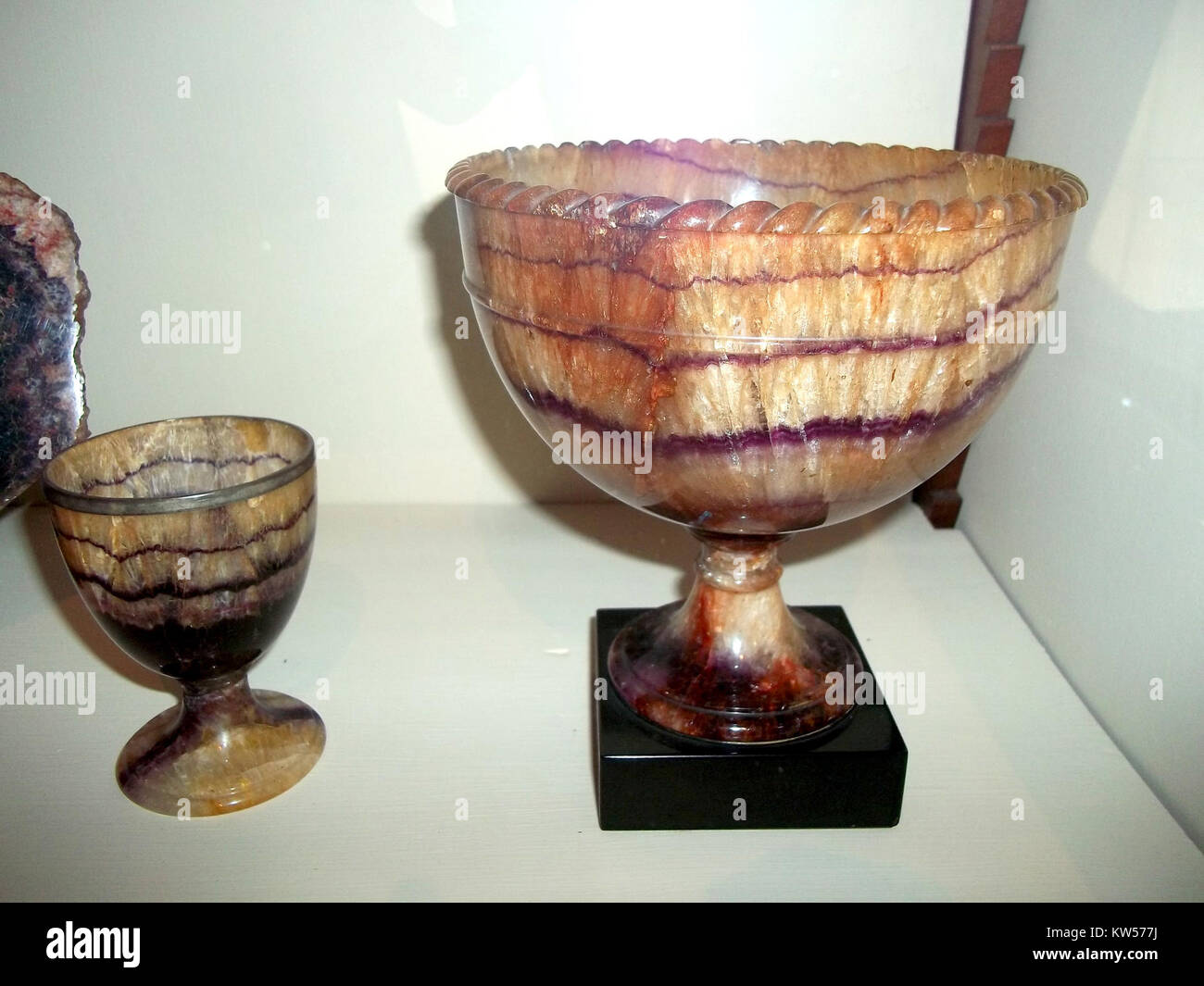 I Blue John Goblets di Chatsworth House sono notevoli esempi di pietra di Blue John, un raro minerale proveniente dalla regione inglese del Derbyshire, noto per il suo colore unico viola-blu e utilizzato in pezzi decorativi. Foto Stock