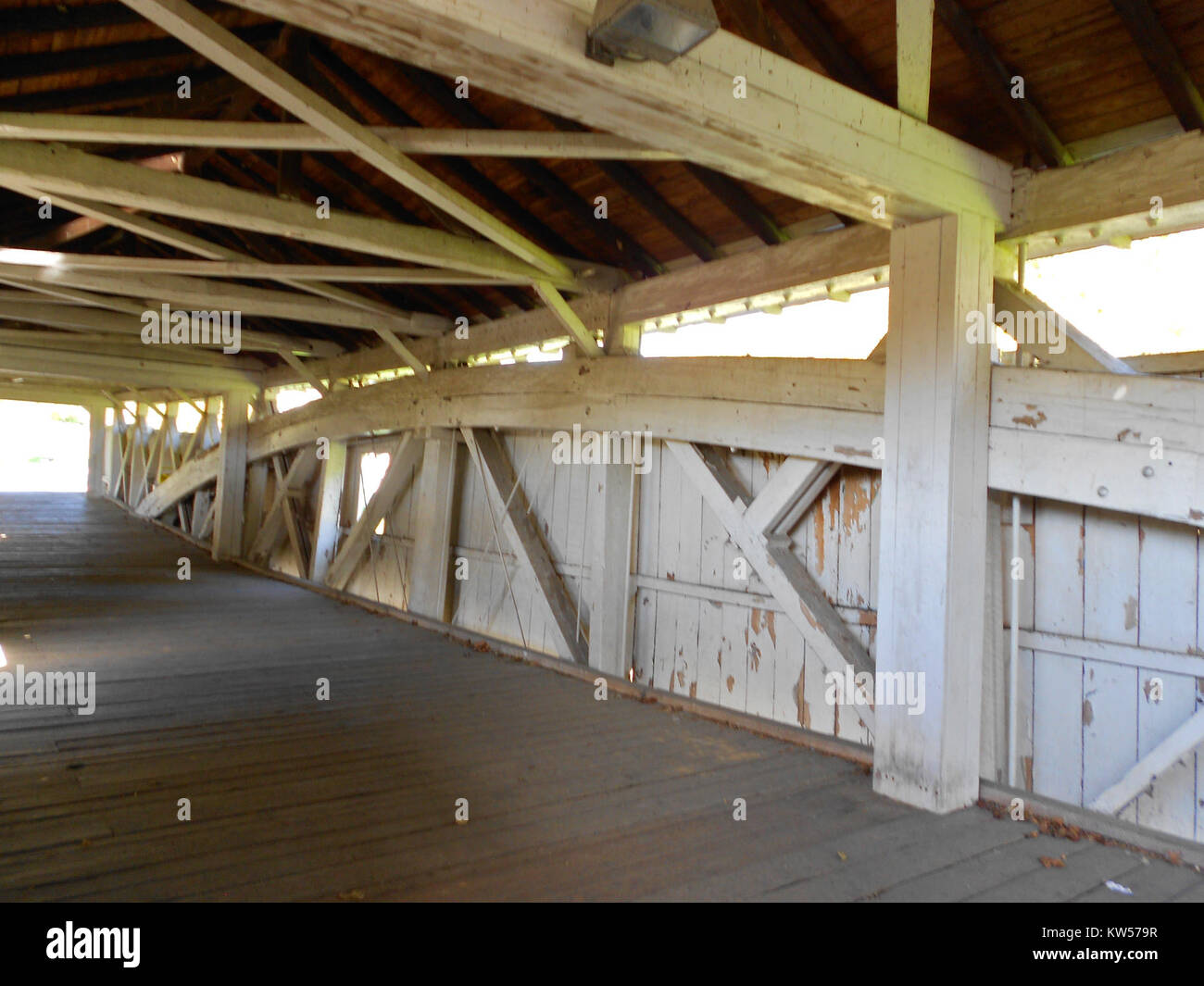 L'interno del Bogert Covered Bridge, situato a Betlemme, Pennsylvania, mostra la tradizionale architettura del ponte coperto. La struttura in legno è caratterizzata da un design a traliccio che fornisce supporto strutturale e fascino estetico. Il ponte è una testimonianza dell'ingegneria del XIX secolo e rimane un amato punto di riferimento storico. Foto Stock