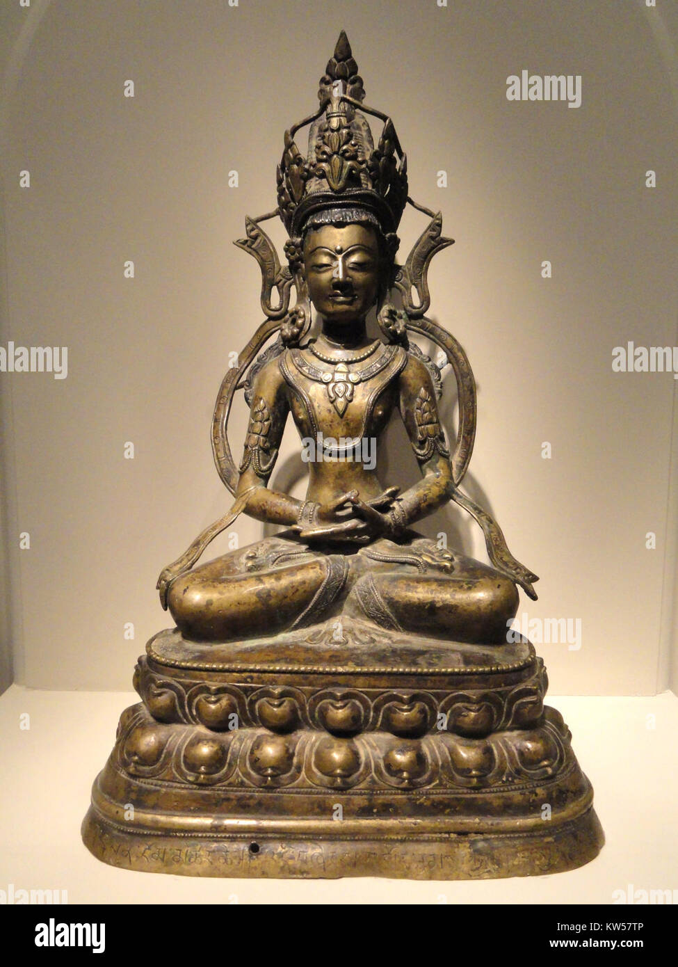 Questa scultura tibetana Bodhisattva del XIV secolo, realizzata in ottone, rame e argento, rappresenta l'arte spirituale buddista del Tibet, ora ospitata nella galleria Arthur M. Sackler. L'opera riflette l'iconografia buddista e l'artigianato del periodo. Foto Stock