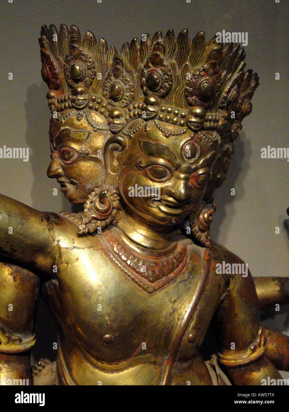 Una raffigurazione del XV secolo di Bhairava, realizzata in repousse di rame dorato con pigmento, ospitata nella galleria Arthur M. Sackler, che mostra intricate lavorazioni artigianali. Foto Stock