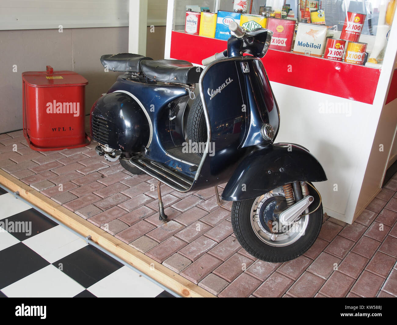 Blue Vespa CL è un elegante modello di scooter, noto per il suo design elegante e le prestazioni efficienti. È popolare tra i pendolari urbani grazie alle sue dimensioni compatte e all'efficienza del carburante. La Vespa CL offre praticità e un'estetica classica, rendendola la scelta preferita da molti piloti. Foto Stock