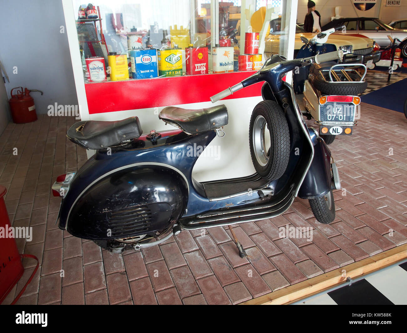 Blue Vespa CL è uno scooter classico noto per il suo design iconico e l'efficienza. Questa immagine mostra lo scooter, mettendo in evidenza le sue dimensioni compatte e le caratteristiche eleganti, un mezzo di trasporto popolare nelle aree urbane. Foto Stock