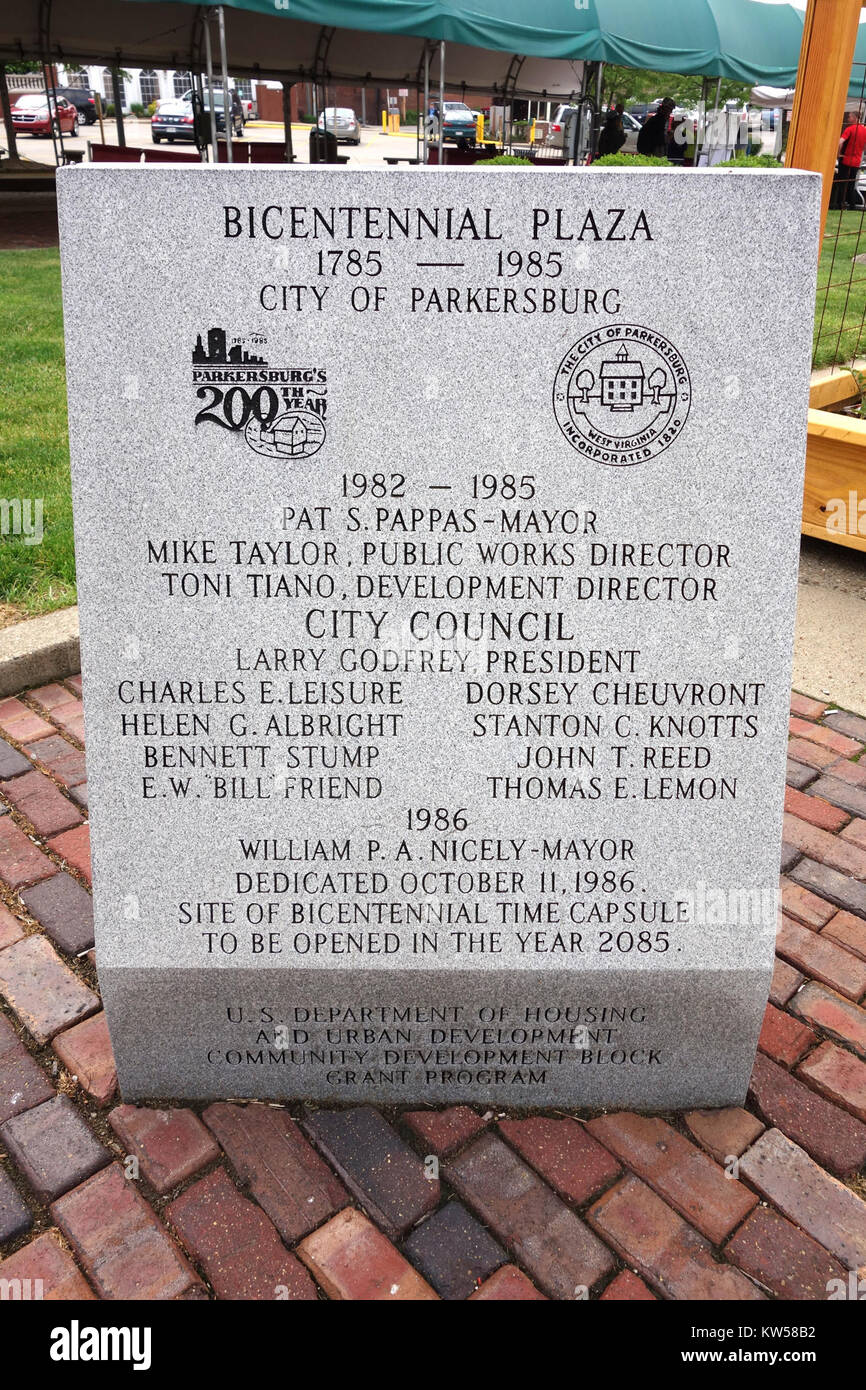 Il cartello Bicentennial Plaza di Parkersburg, West Virginia, commemora il significato storico della città durante la celebrazione del bicentenario degli Stati Uniti. E' un punto di riferimento sia per i visitatori che per la gente del posto. Foto Stock