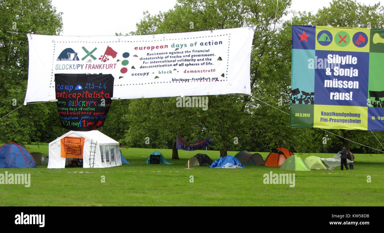 Un'immagine del campo di protesta Blockupy 2013, tenutosi in Germania. La protesta, parte di un più ampio movimento anti-austerità, si è concentrata su questioni come la giustizia economica e le politiche dell'Unione europea. Foto Stock