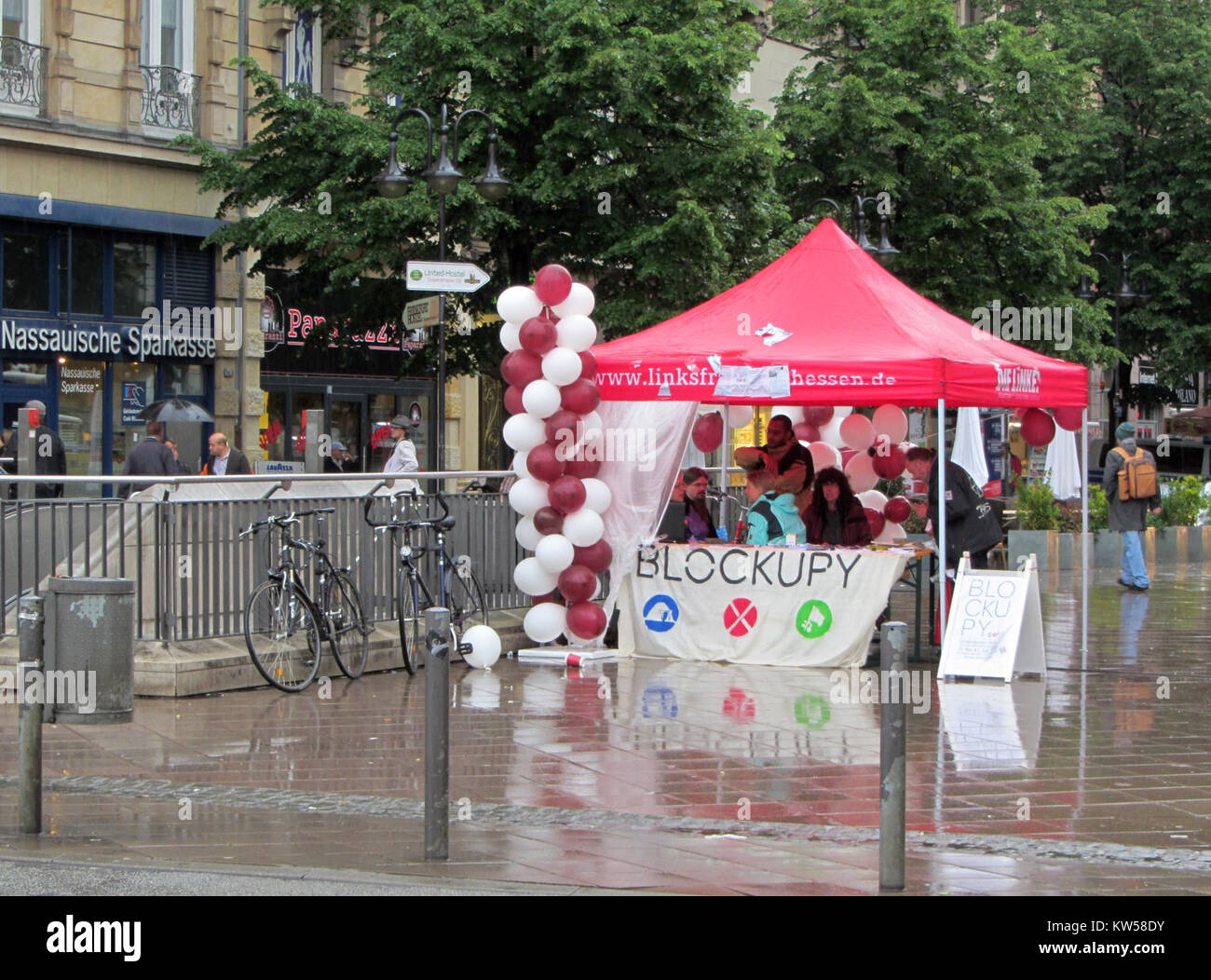 Blockupy 2013 Infostand si riferisce a uno stand informativo utilizzato durante le proteste di Blockupy del 2013, un movimento che sostiene la giustizia economica e le azioni anti-austerità in Europa. Foto Stock