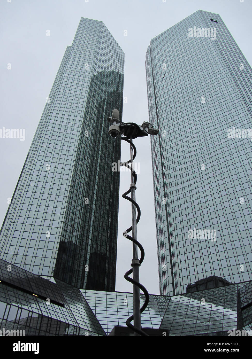 Protesta Blockupy nel 2013 contro Deutsche Bank, un evento che riflette le tensioni politiche ed economiche legate al ruolo della banca nelle crisi finanziarie europee. Foto Stock