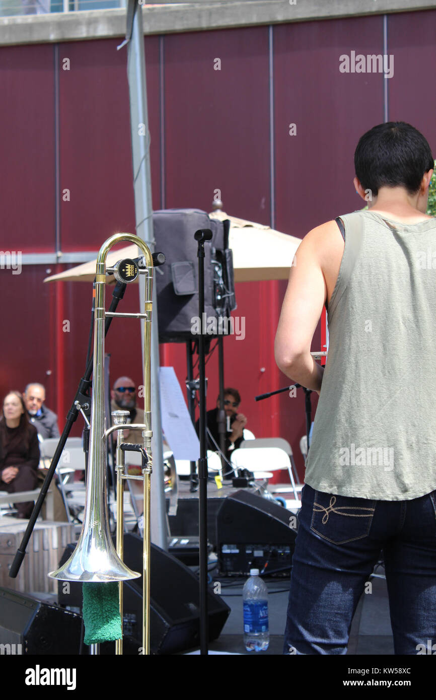 Evento Big World Breaks che si tiene al City Hall Plaza. Questo evento riunisce la comunità per spettacoli e attività finalizzate a promuovere lo scambio culturale e l'intrattenimento. Foto Stock