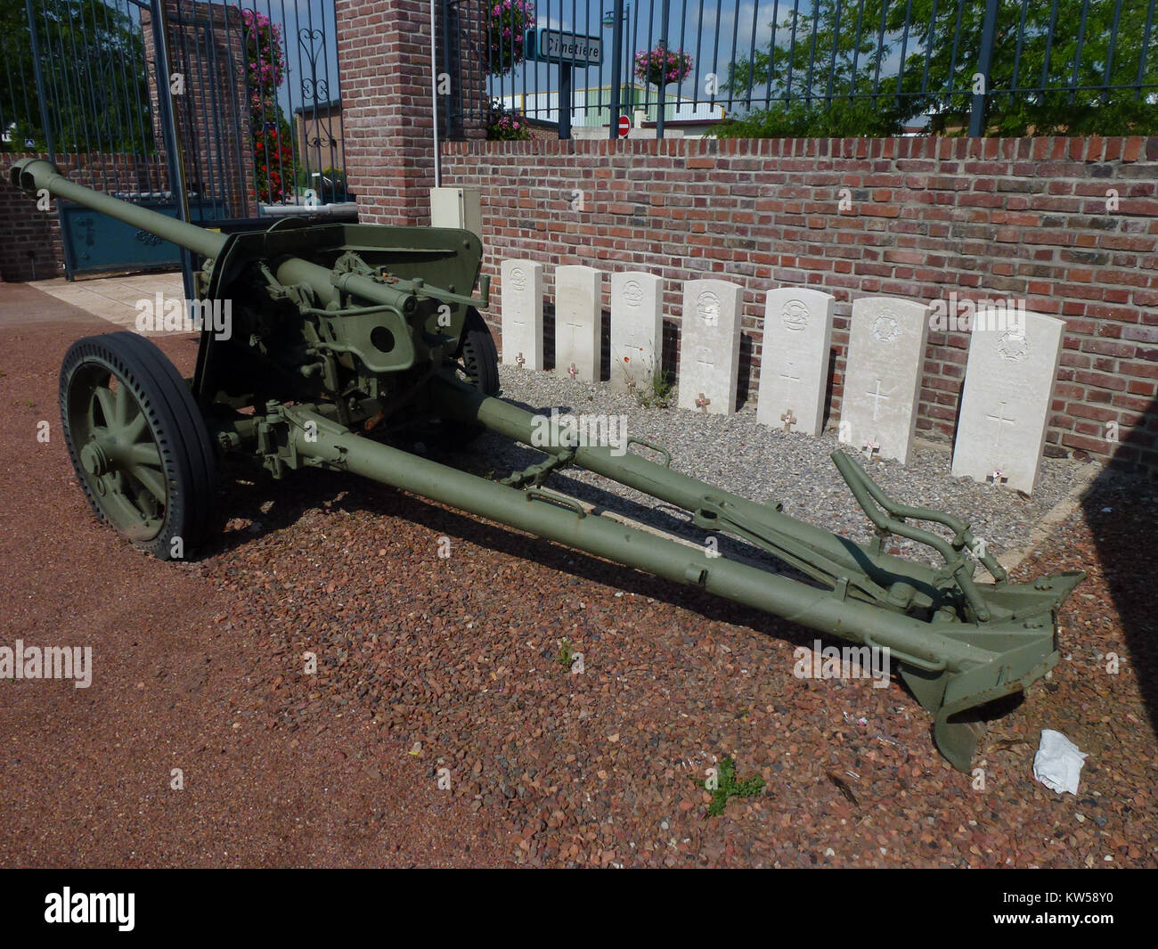 Il Billy Berclau War Graves Cemetery a Pas-de-Calais, in Francia, è un monumento ai soldati morti durante la prima e la seconda guerra mondiale. Il cimitero, mantenuto dalla Commonwealth War Graves Commission (CWGC), è un luogo di memoria per i soldati caduti dell'Impero britannico. Foto Stock