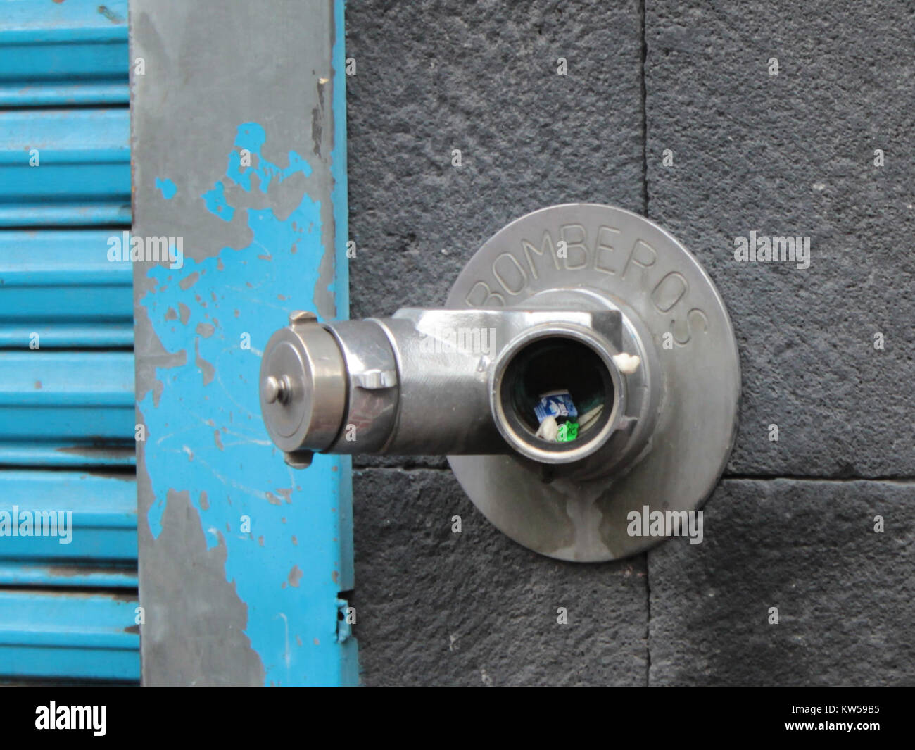 "Bomberos y Descuido" è una frase spagnola che si traduce in "vigili del fuoco e negligenza". L'immagine probabilmente cattura una scena relativa alla sicurezza antincendio, sottolineando il ruolo dei vigili del fuoco nella prevenzione degli incidenti dovuti a negligenza o mancanza di misure di sicurezza. Foto Stock