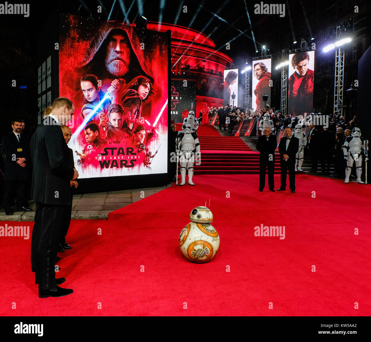 BB8 assume un inchino prima il principe William e il principe Harry assiste la premiere europeo di Star Wars - ultimi Jedi presso la Royal Albert Hall il martedì 12 dicembre, 2017. Nella foto: Il principe William Duca di Cambridge ,principe Henry del Galles. Foto Stock