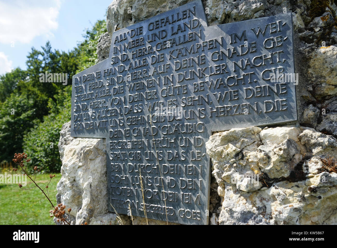 LAUFEN, Germania - circa agosto 2015 Seconda guerra mondiale monumento sulla collina Foto Stock