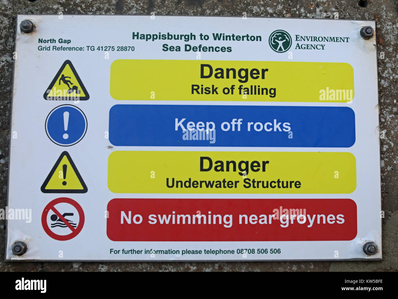 Segnali di avvertimento di pericoli connessi con le difese del mare Eccles-on-Sea, Norfolk, Regno Unito Decemberhappisburgh Foto Stock