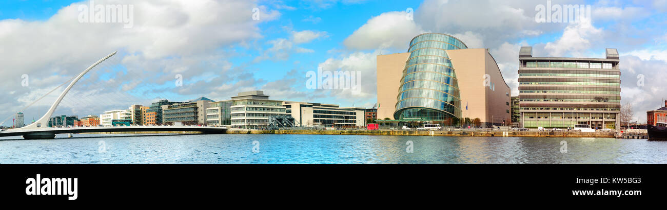 Convention Center, edifici moderni e uffici sul fiume Liffey a Dublino su una luminosa giornata di sole. Il ponte a sinistra è un famoso ponte arpa. Foto Stock