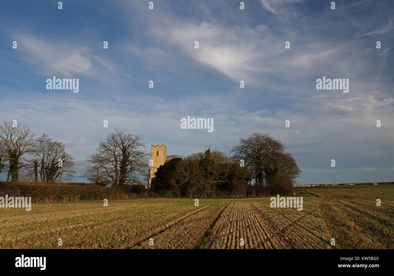 Vista sul campo di stoppie alla Chiesa di Hempstead Hempstead, Lessingham, Norfolk Dicembre Foto Stock