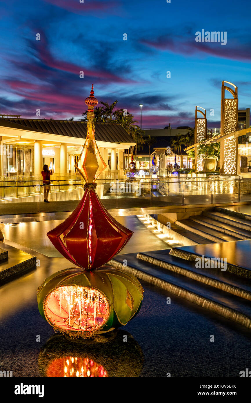 Le decorazioni di Natale e colorato tramonto al Waterside Shops - un elegante open-air mall, Naples, Florida Foto Stock