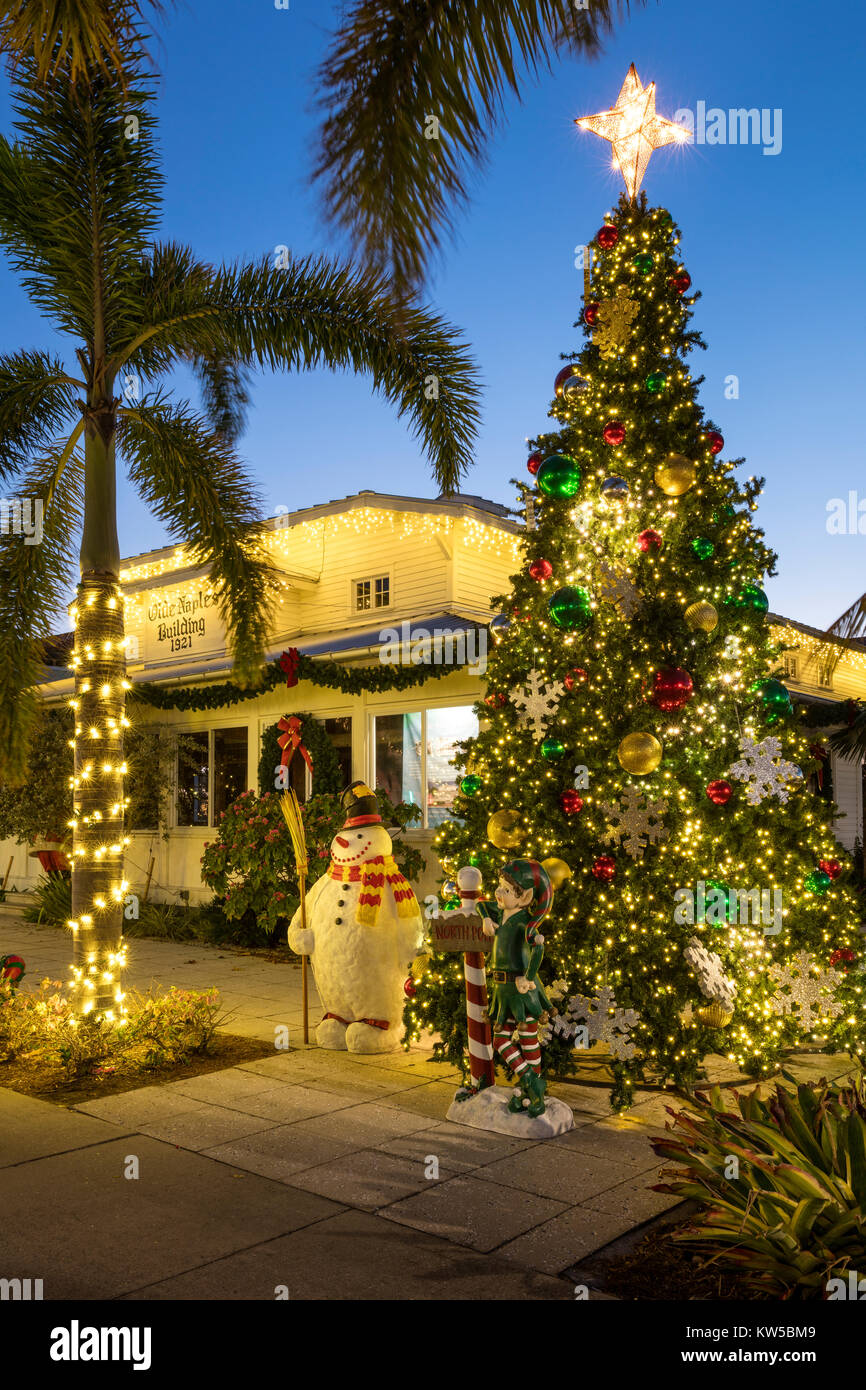 Albero di natale e decorazioni a The Olde edificio Napoli - originale Town Hall (b. 1921), Naples, Florida, Stati Uniti d'America Foto Stock