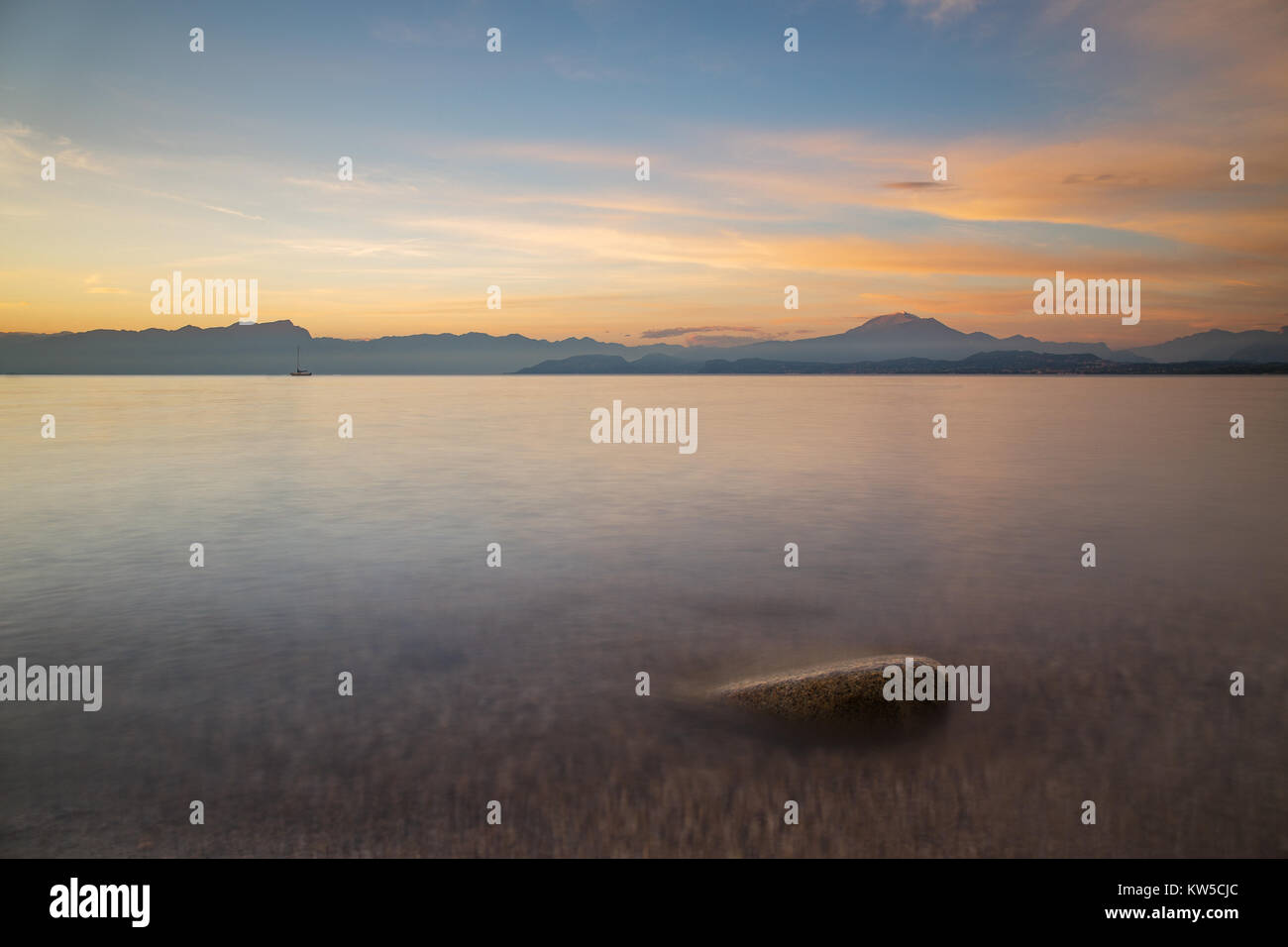 Tramonto sul lago di Garda con vista sulla montagna Foto Stock