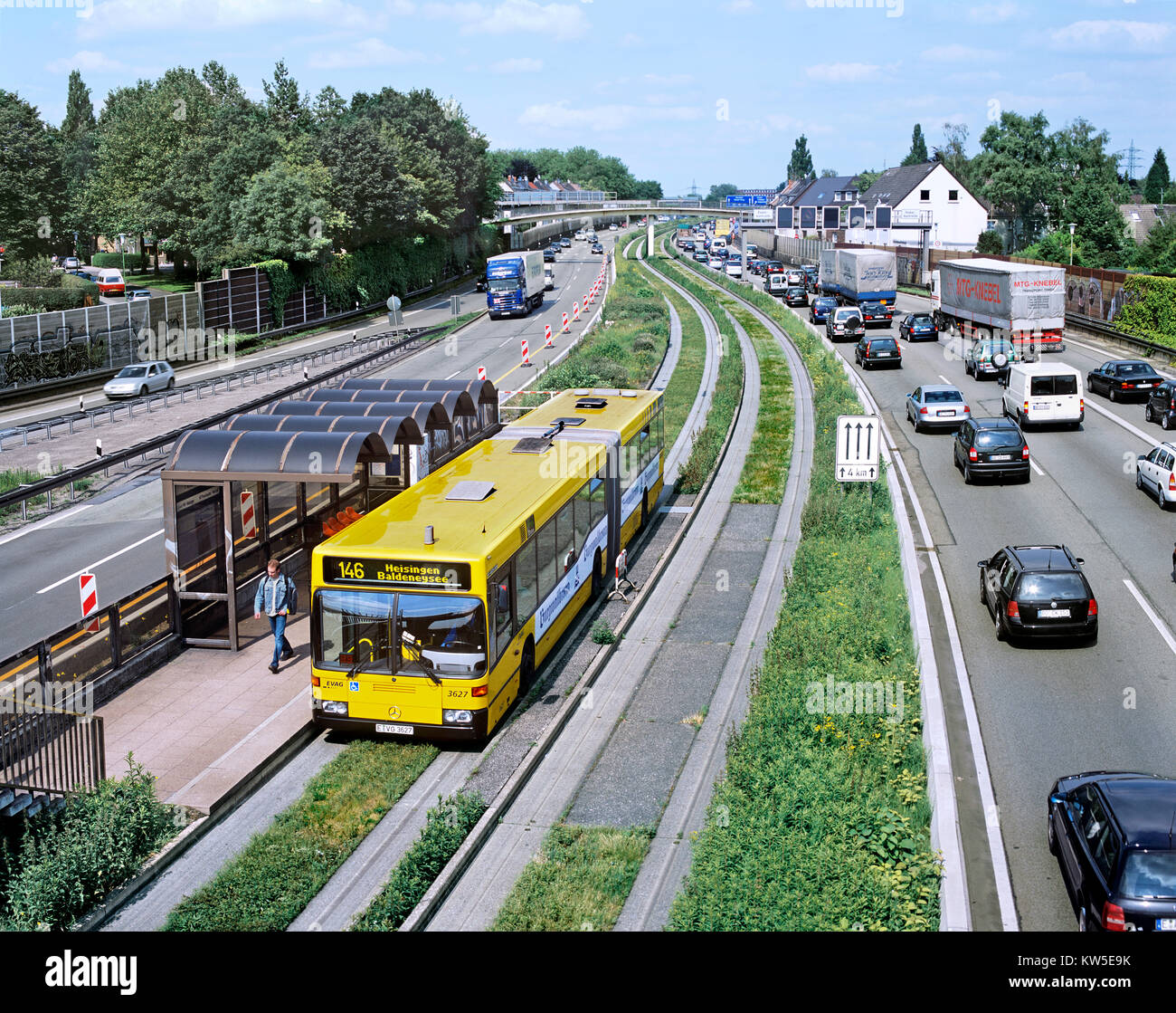 Un passeggero che scende da un O-Bahn "guidato bus' nella periferia di Essen, Germania. Foto Stock