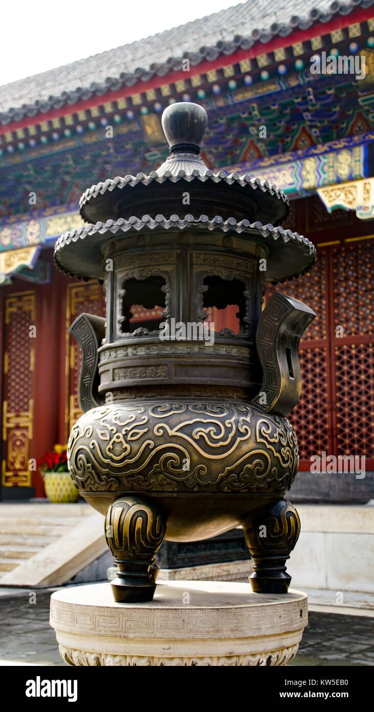 Bronzo bruciatore di incenso presso la Sala della benevolenza e della longevità, Palazzo d'Estate a Pechino, Cina Foto Stock