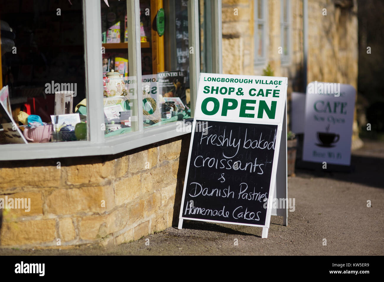 Negozio del villaggio e il cafe, Longborough, Gloucestershire, Regno Unito Foto Stock