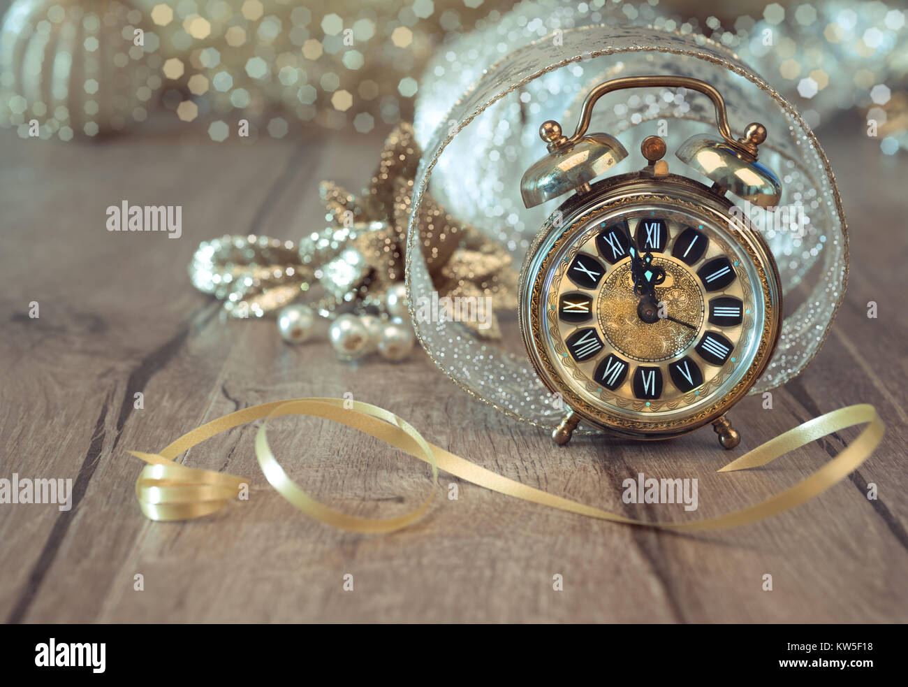Wintage orologio impostato su cinque a dodici con decorazioni dorate. Felice Anno Nuovo! Foto Stock