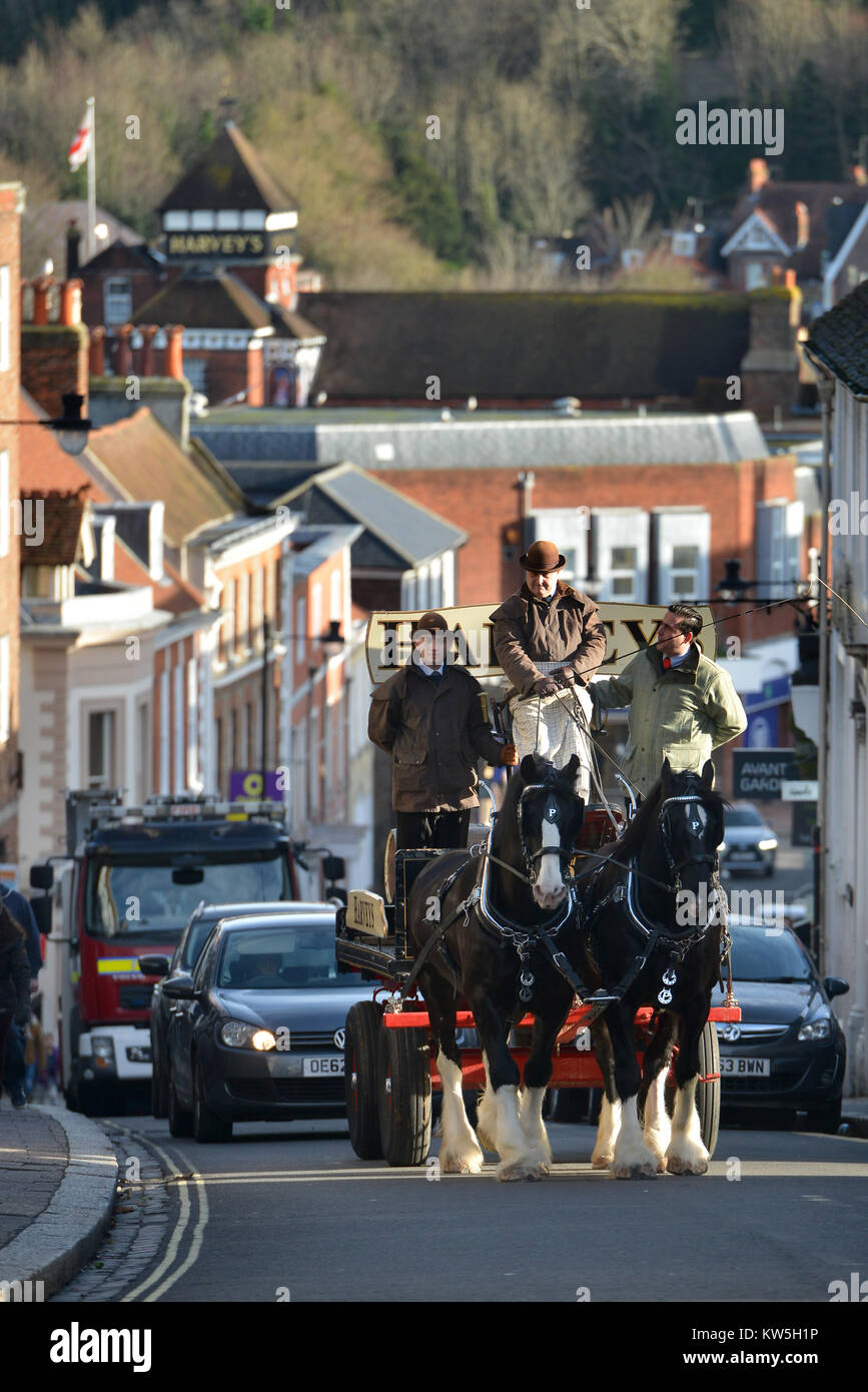 Ale consegnati da dray cavallo in Lewes, East Sussex. Harvey's Brewery (in background) fornisce regolarmente a ale pub locale utilizzando un cavallo e carrello Foto Stock