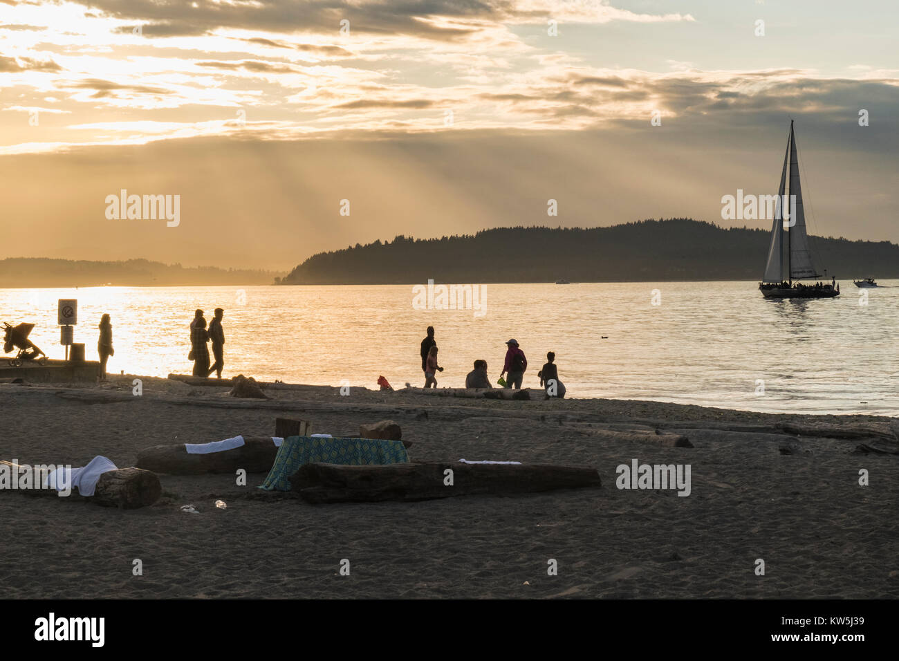 Camminando lungo la spiaggia di Alki, vela sul Puget Sound, Seattle, Washington, Stati Uniti d'America Foto Stock