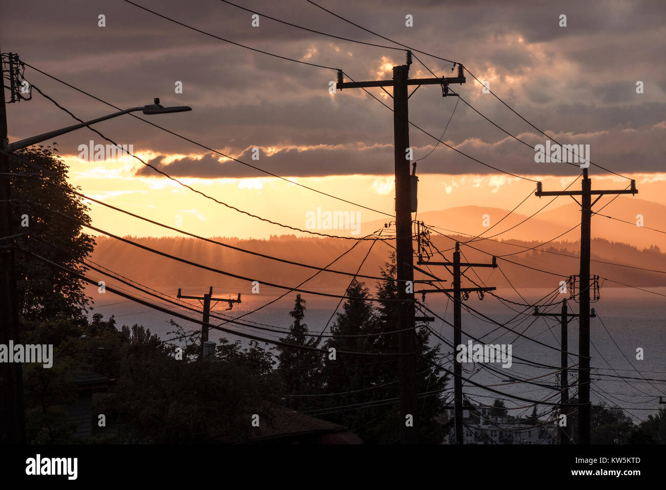Le linee di alimentazione e pali del telefono in vista di Puget Sound, Seattle, Washington, Stati Uniti d'America Foto Stock