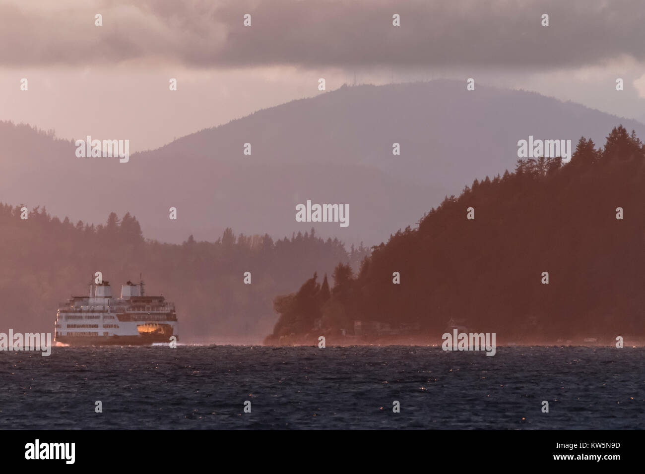 Traversata del traghetto Puget Sound da Seattle a Bemerton al tramonto, Washington, Stati Uniti d'America Foto Stock