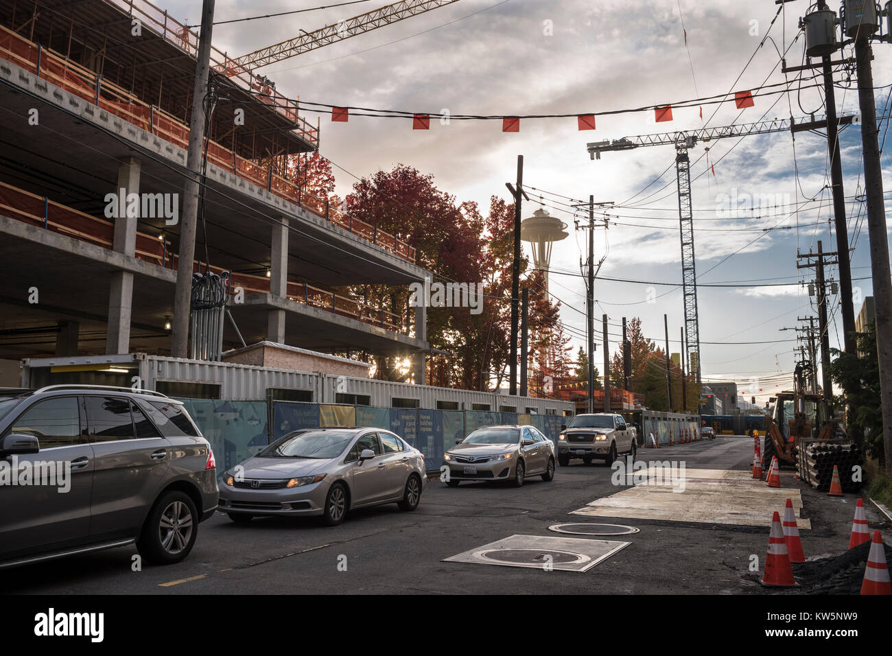 Street lacerate e il sito in costruzione nel sud del Lago di vicinato dell'Unione, lo Space Needle e il Seattle, Washington, Stati Uniti d'America Foto Stock