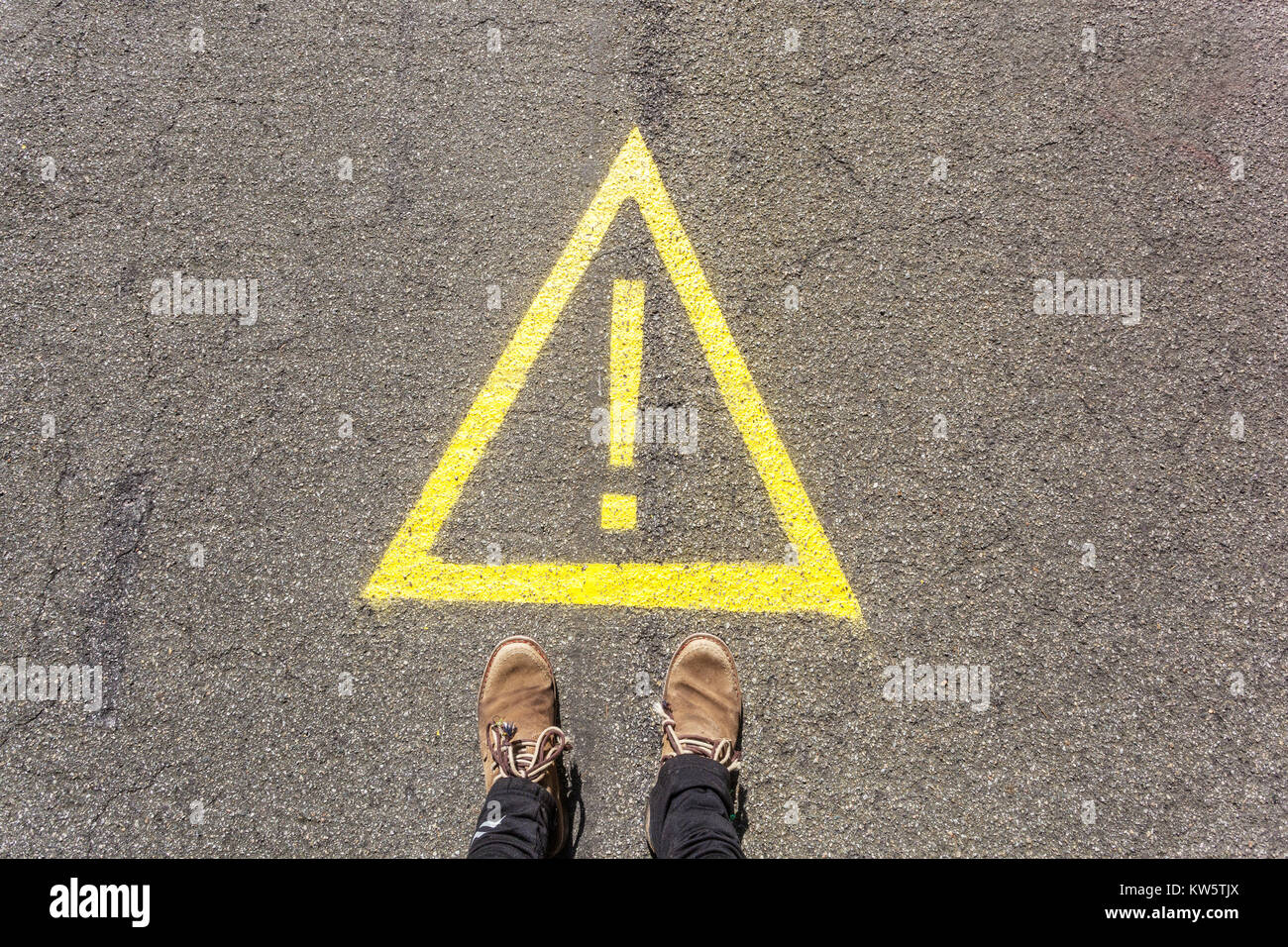 Cartello di avvertenza esclamativo, piedi, terra, guardare in basso, scarpe, Simbolo, sezione bassa, Logo, dall'alto Foto Stock