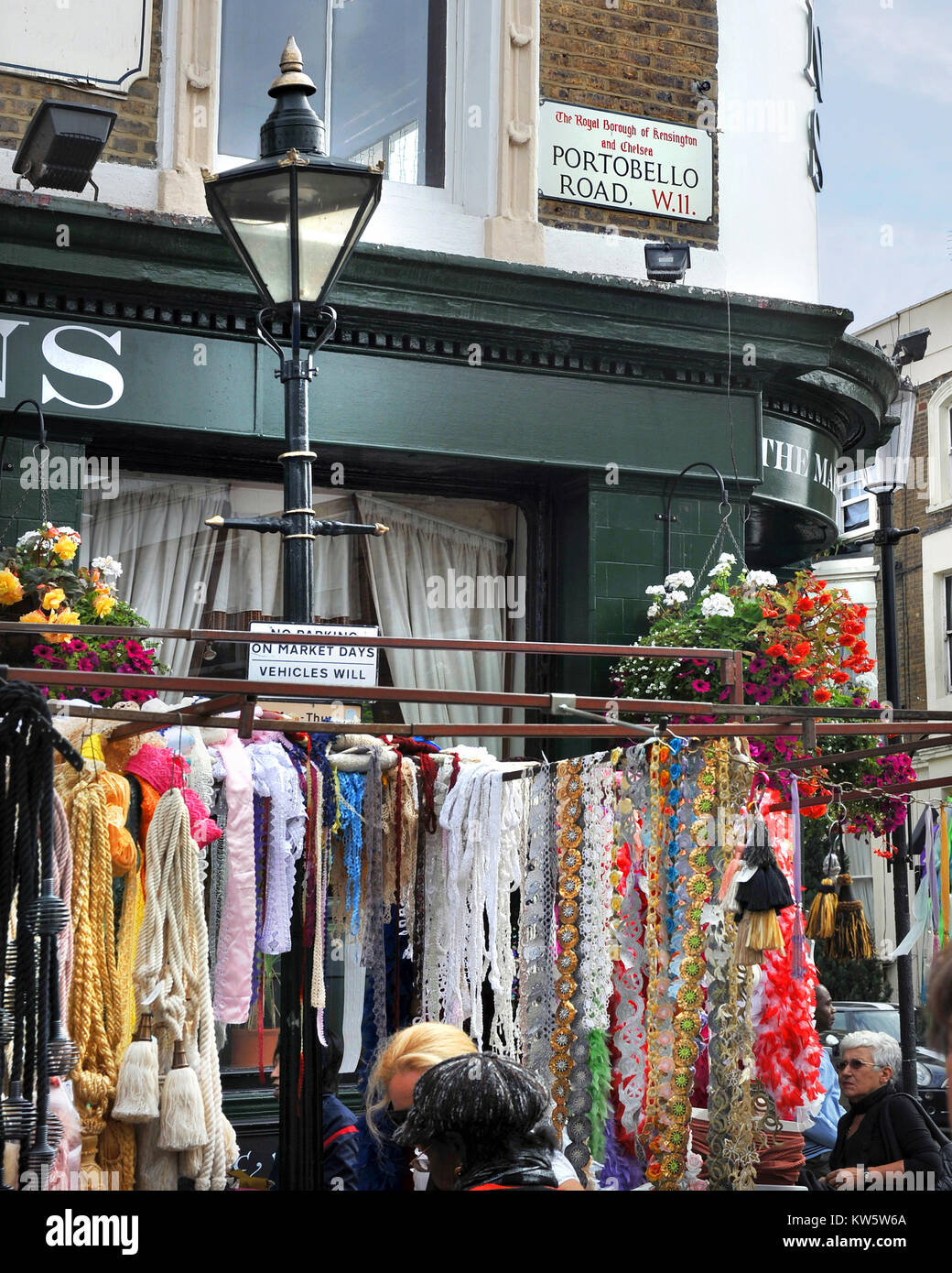 Pressione di stallo di mercato su Portobello Road con cartello stradale Foto Stock