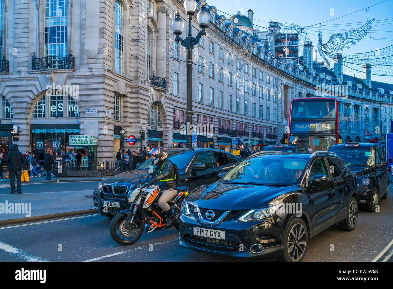 Londra dicembre 28, 2017: traffico di persone e di veicoli in Piccadilly Circus, noto per i suoi video display e insegne al neon montati su l'edificio ad angolo come pure un Foto Stock