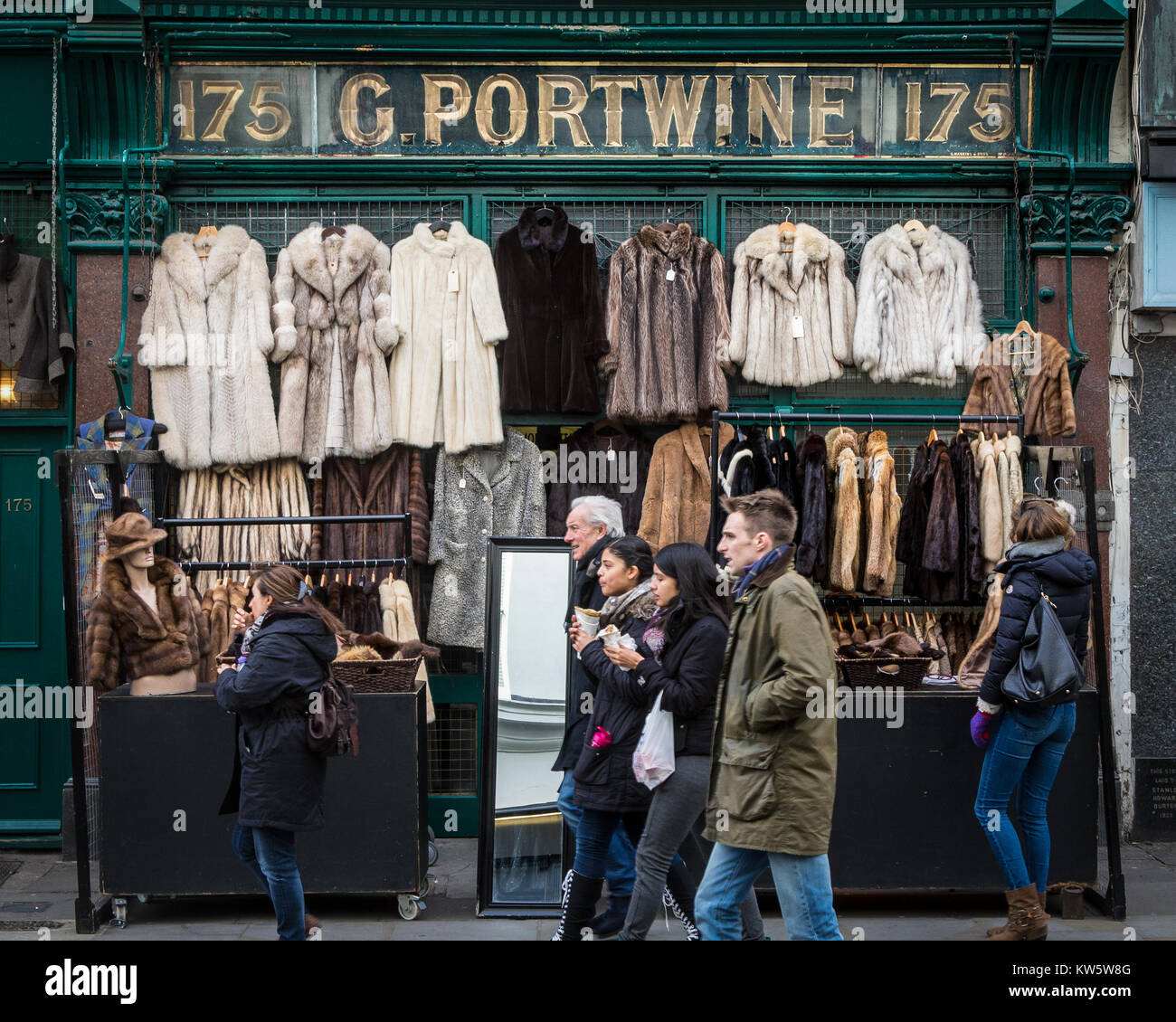 Vintage pellicce in vendita sul mercato di Portobello Road a Londra con shopsign vintage Foto Stock