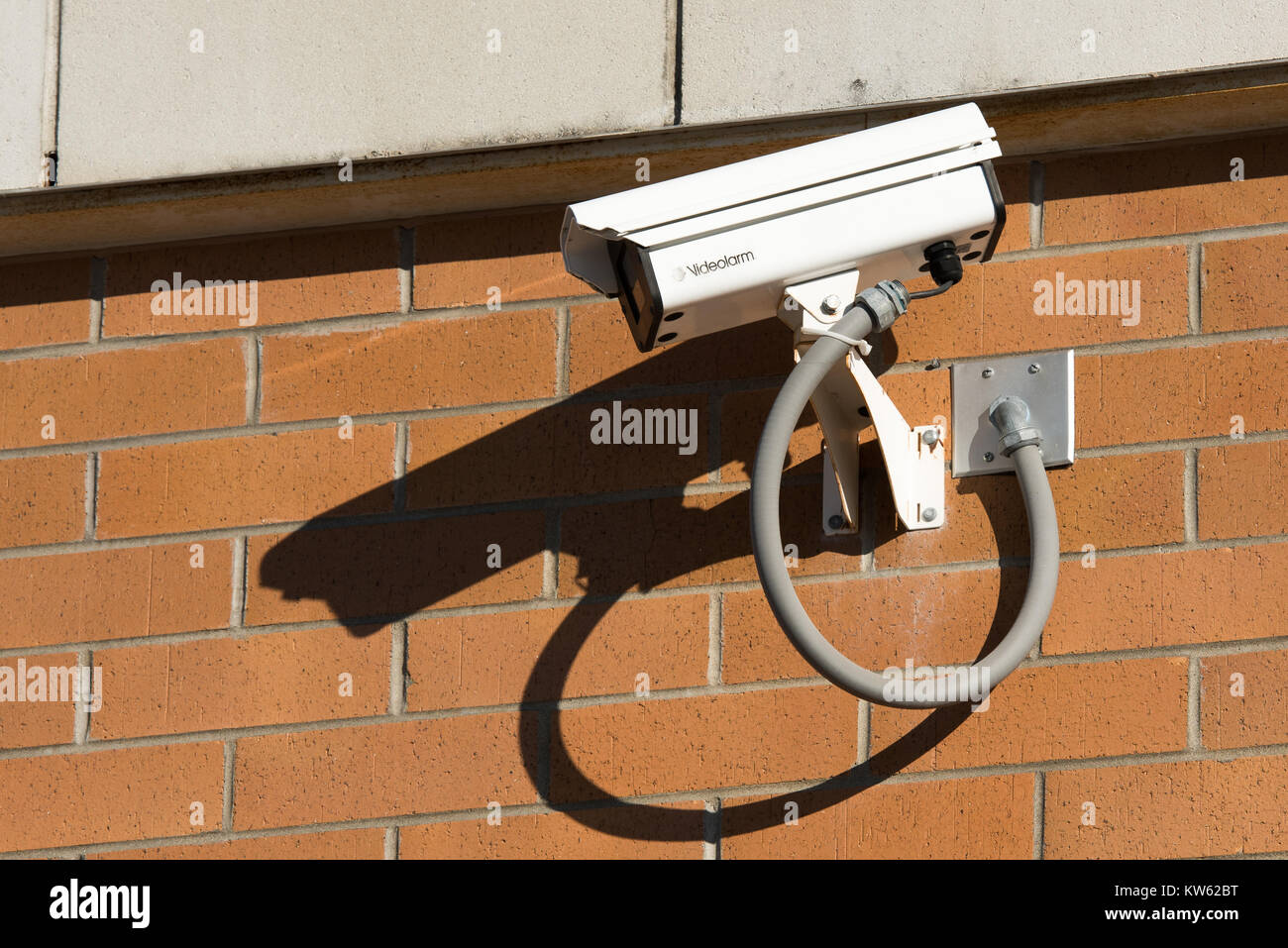 Una videocamera di sorveglianza su un muro di mattoni di un negozio in Gloversville, NY USA Foto Stock