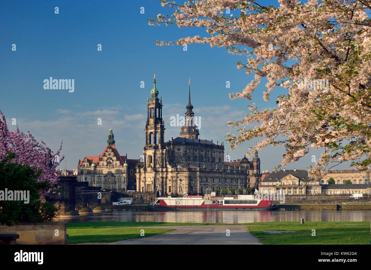 A Dresda, cattedrale e Georgenbau della nuova città-abitante di re della riva, Kathedrale und Georgenbau vom Neustaedter Koenigsufer Foto Stock